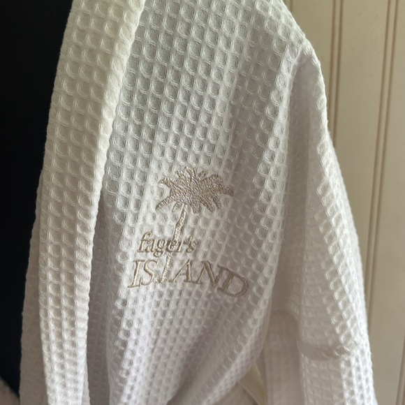 Frette Fager’s Island Luxury Spa  Logo Ivory Waffle Texture Robe - Picture 4 of 14